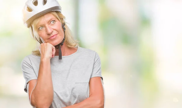 Middelbare Leeftijd Kaukasische Wielrenner Vrouw Dragen Van Veiligheidshelm Geïsoleerd Achtergrond — Stockfoto