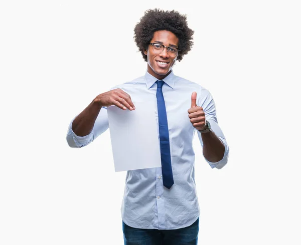 Hombre Afroamericano Sosteniendo Contrato Papel Blanco Sobre Fondo Aislado Feliz —  Fotos de Stock