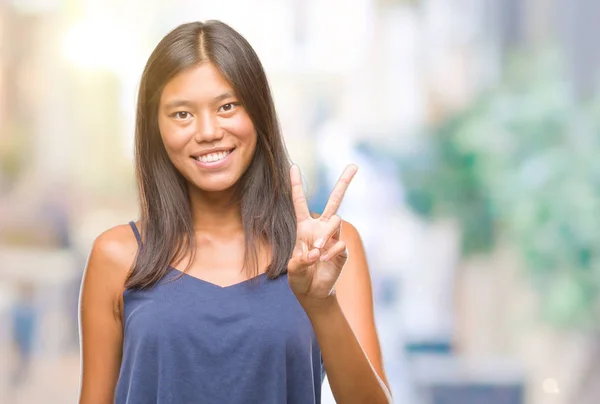 Giovane Donna Asiatica Sfondo Isolato Sorridente Con Volto Felice Strizzando — Foto Stock