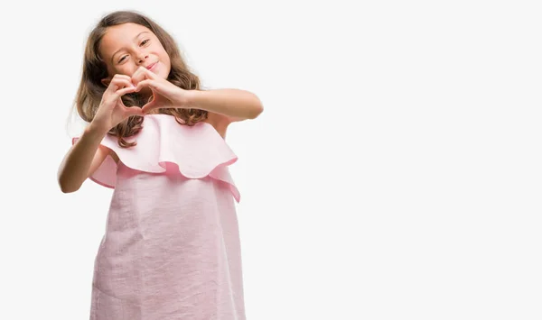 Chica Hispana Morena Con Vestido Rosa Sonriendo Amor Mostrando Símbolo —  Fotos de Stock
