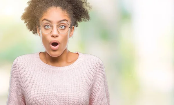 Mujer Afroamericana Joven Con Gafas Sobre Fondo Aislado Asustada Conmocionada —  Fotos de Stock