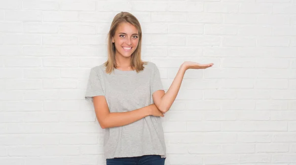 Mulher Bonita Sobre Parede Tijolo Branco Sorrindo Alegre Apresentando Apontando — Fotografia de Stock