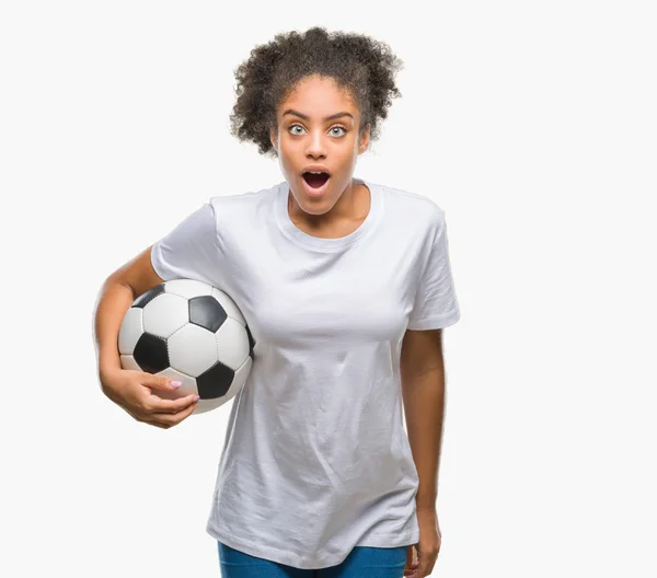 Joven Hermosa Afroamericana Sosteniendo Pelota Fútbol Sobre Fondo Aislado Asustado —  Fotos de Stock
