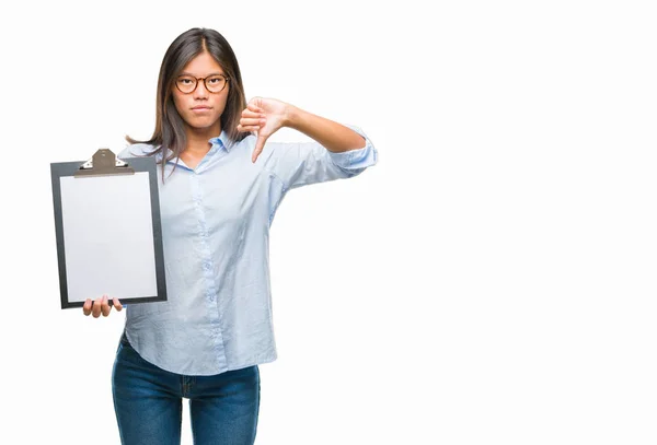 Young Asian Business Woman Isolated Background Holding Clipboard Angry Face — Stock Photo, Image