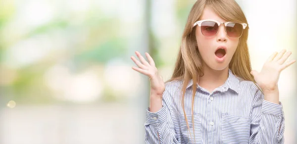 Joven Niña Rubia Vistiendo Camisa Azul Muy Feliz Emocionada Expresión — Foto de Stock