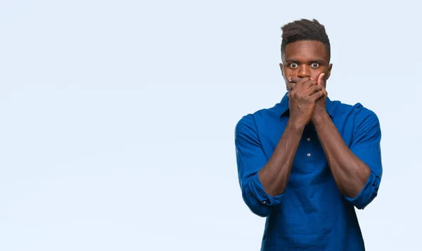 Unga Afroamerikanska Mannen Över Isolerade Bakgrund Chockad Som Täcker Munnen — Stockfoto