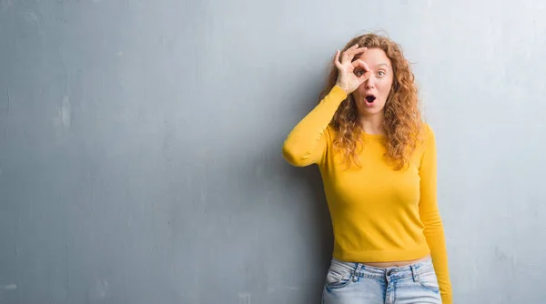 Jonge Roodharige Vrouw Grijs Grunge Muur Doen Gebaar Geschokt Met — Stockfoto