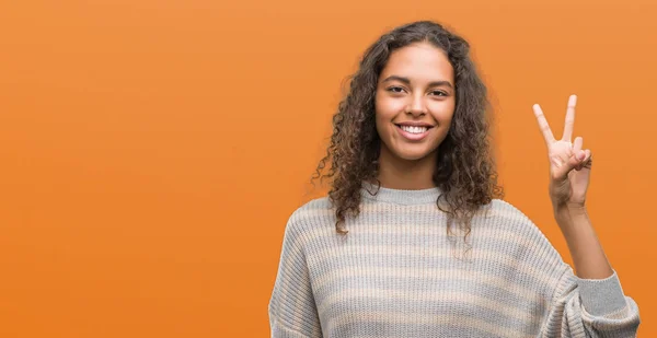 Schöne Junge Hispanische Frau Trägt Strickpullover Und Zeigt Mit Fingern — Stockfoto