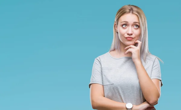 Giovane Donna Bionda Sfondo Isolato Con Mano Sul Mento Pensando — Foto Stock