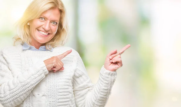 Blonde Frau Mittleren Alters Winterpullover Vor Isoliertem Hintergrund Lächelnd Und — Stockfoto