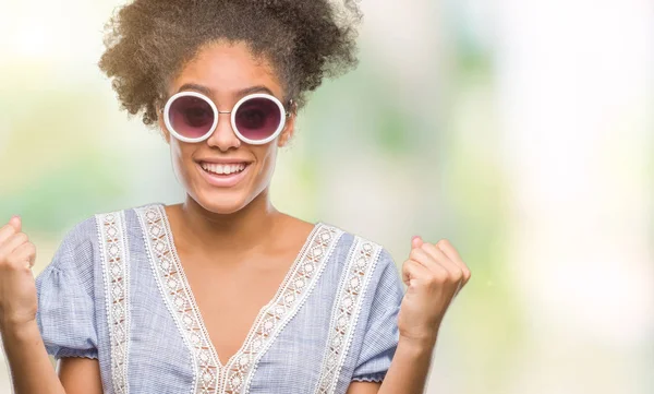 Mujer Afroamericana Joven Con Gafas Sobre Fondo Aislado Celebrando Sorprendida — Foto de Stock