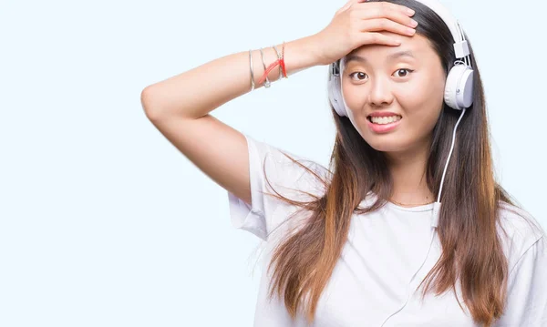 Νεαρά Ασιατικές Γυναίκα Ακούγοντας Μουσική Που Φοράτε Ακουστικά Απομονωμένες Φόντο — Φωτογραφία Αρχείου
