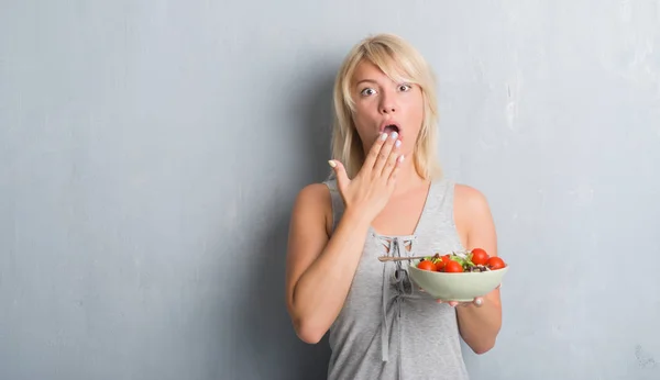 Mujer Caucásica Adulta Sobre Pared Gris Grunge Comiendo Ensalada Tomate — Foto de Stock