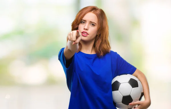 Joven Hermosa Mujer Sobre Fondo Aislado Sosteniendo Pelota Fútbol Apuntando —  Fotos de Stock