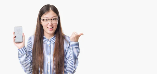 Young Chinese Woman Isolated Background Showing Broken Smartphone Screen Pointing — Stock Photo, Image