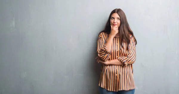 Young Brunette Woman Grunge Grey Wall Looking Confident Camera Smile — Stock Photo, Image