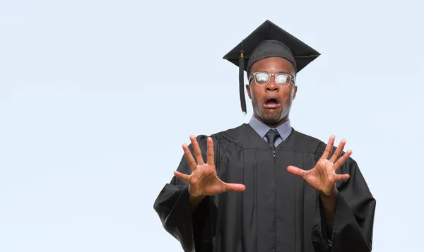 Ung Utexaminerades Afroamerikanska Mannen Över Isolerade Bakgrund Rädd Och Skräckslagen — Stockfoto