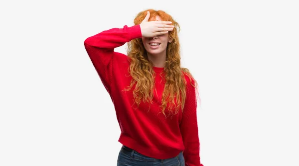 Mulher Ruiva Jovem Vestindo Camisola Vermelha Sorrindo Rindo Com Mão — Fotografia de Stock