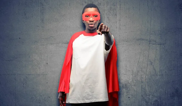 Africano Preto Super Herói Homem Apontando Para Frente Com Dedo — Fotografia de Stock