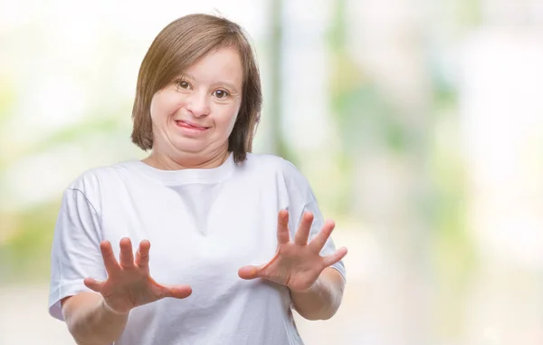 Junge Erwachsene Frau Mit Syndrom Über Isolierten Hintergrund Angeekelten Ausdruck — Stockfoto