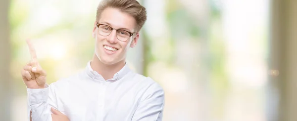 Joven Hombre Rubio Guapo Con Una Gran Sonrisa Cara Apuntando —  Fotos de Stock