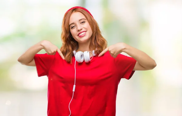 Junge Schöne Hipsterfrau Über Isoliertem Hintergrund Mit Kopfhörern Und Mütze — Stockfoto