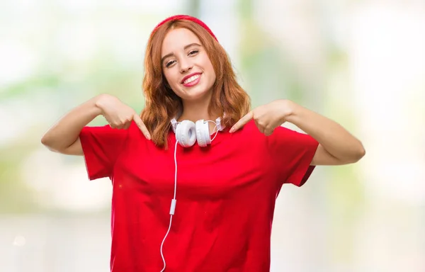 Joven Hermosa Mujer Hipster Sobre Fondo Aislado Con Auriculares Gorra — Foto de Stock