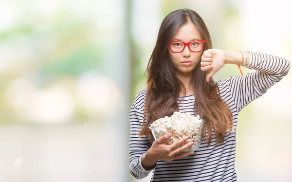 Giovane Donna Asiatica Mangiare Popcorn Sfondo Isolato Con Faccia Arrabbiata — Foto Stock