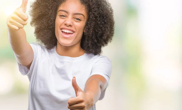 Mladá Američanka Afro Pohlaví Izolované Pozadí Schvalování Dělá Pozitivní Gesto — Stock fotografie