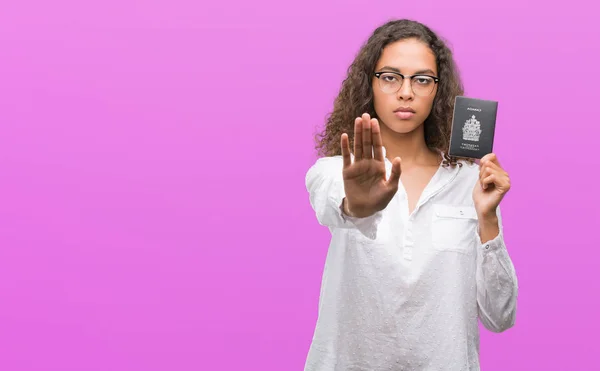 Νεαρή Γυναίκα Ισπανόφωνος Κατοχή Διαβατηρίου Του Καναδά Ανοιχτό Χέρι Κάνει — Φωτογραφία Αρχείου