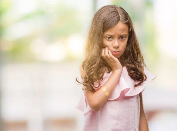 Μελαχρινή Κορίτσι Ισπανόφωνος Φοράει Ροζ Φόρεμα Αγγίζοντας Στόμα Χέρι Επώδυνη — Φωτογραφία Αρχείου