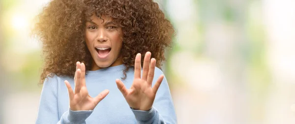 Afrikanische Amerikanerin Trägt Einen Pullover Angst Und Erschrocken Mit Angst — Stockfoto