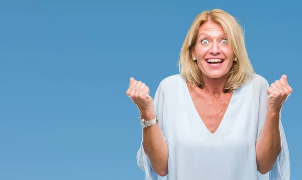 Blonde Geschäftsfrau Mittleren Alters Mit Isoliertem Hintergrund Feiert Überrascht Und — Stockfoto