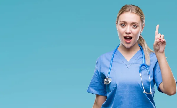 Joven Cirujana Rubia Doctora Vistiendo Uniforme Médico Sobre Fondo Azul —  Fotos de Stock