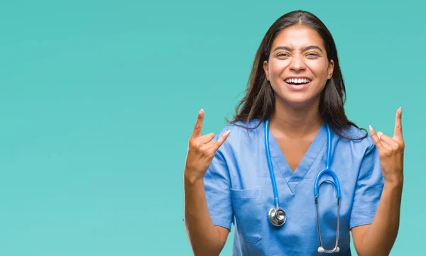 Mladí Arabové Lékař Chirurg Žena Izolované Pozadí Křičí Šílený Výraz — Stock fotografie