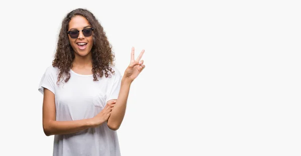 Mulher Hispânica Jovem Usando Óculos Sol Sorrindo Com Rosto Feliz — Fotografia de Stock