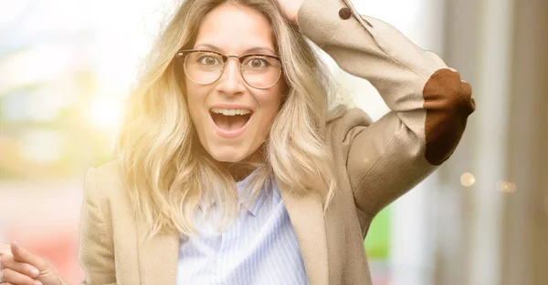 Mooie Jongedame Weg Zijde Met Vinger Wijzen — Stockfoto