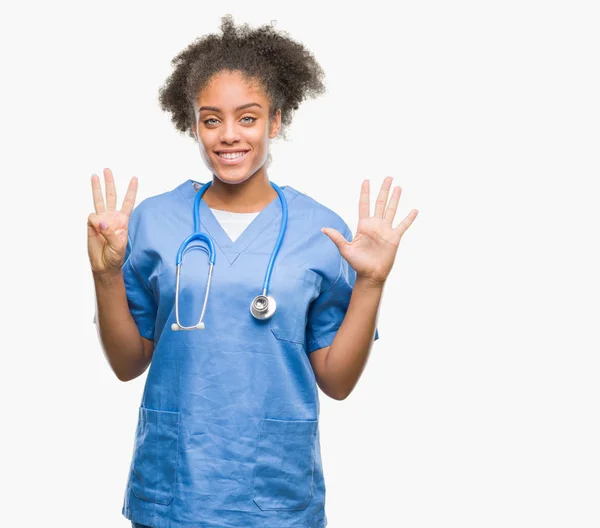 Молодая Афро Американская Доктор Женщина Изолированном Фоне Показывая Показывая Пальцами — стоковое фото