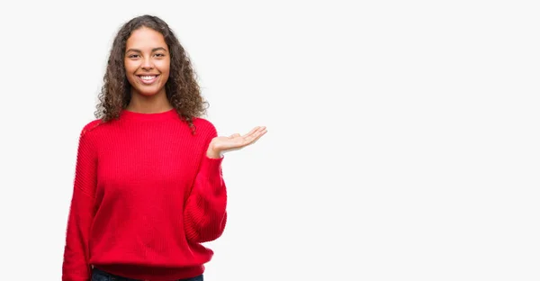 Junge Hispanische Frau Rotem Pullover Lächelt Fröhlich Und Zeigt Mit — Stockfoto