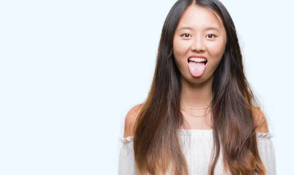 Mladá Asijská Žena Izolované Pozadí Držet Jazyk Out Spokojený Legrační — Stock fotografie