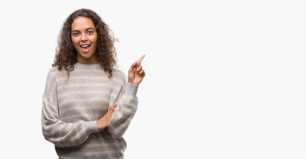 Mulher Hispânica Jovem Bonita Usando Listras Camisola Com Grande Sorriso — Fotografia de Stock