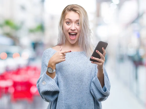 Giovane Donna Bionda Sms Invio Messaggi Utilizzando Smartphone Sfondo Isolato — Foto Stock