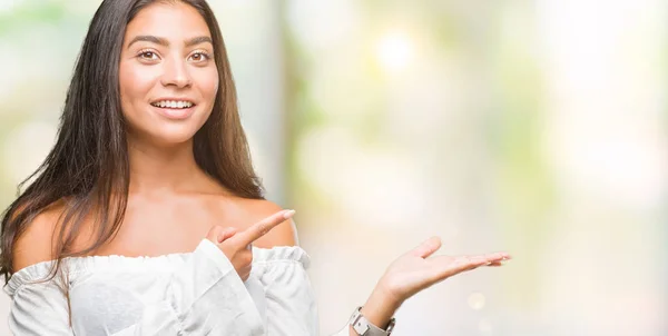 Junge Schöne Arabische Frau Über Isolierten Hintergrund Erstaunt Und Lächelnd — Stockfoto