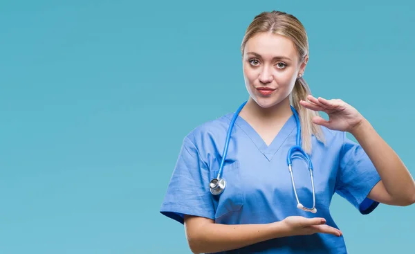 青い背景に医療制服を着て若い外科医の金髪女医 — ストック写真