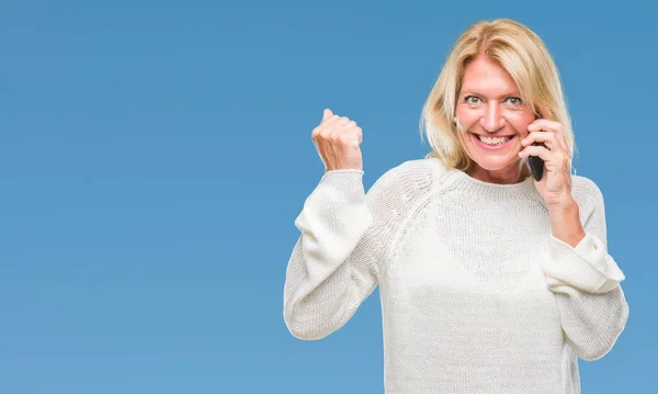 Blonde Frau Mittleren Alters Spricht Auf Smartphone Über Isolierten Hintergrund — Stockfoto