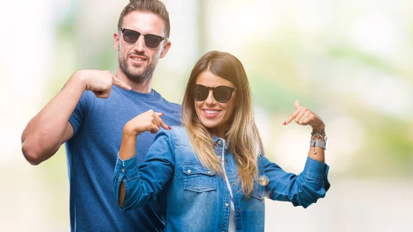 Pareja Joven Enamorada Usando Gafas Sol Sobre Fondo Aislado Que — Foto de Stock