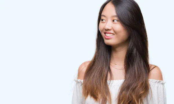 Jonge Aziatische Vrouw Geïsoleerde Achtergrond Glimlachend Uitziende Kant Staren Weg — Stockfoto