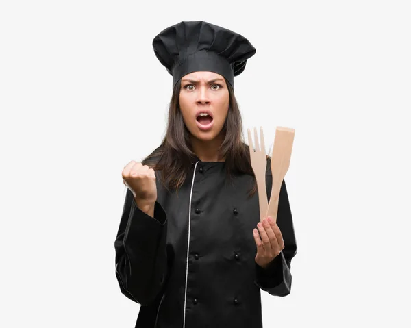 Jovem Cozinheiro Hispânico Mulher Vestindo Uniforme Chef Irritado Frustrado Gritando — Fotografia de Stock