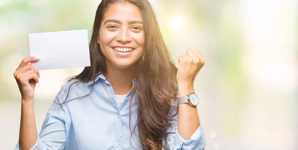 Mujer Árabe Joven Sosteniendo Tarjeta Blanco Sobre Fondo Aislado Gritando —  Fotos de Stock