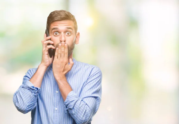 Jeune Bel Homme Parlant Téléphone Sur Fond Isolé Couverture Bouche — Photo